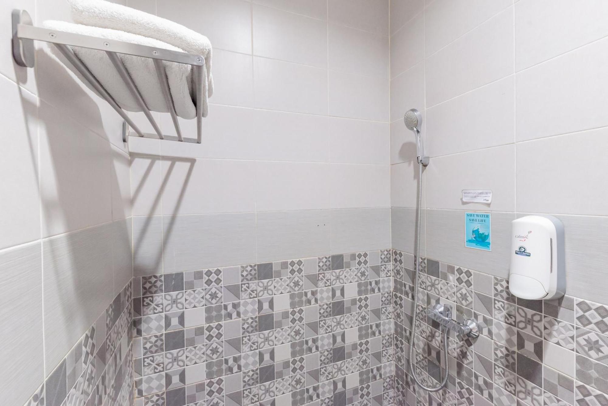 Urbanview Darmo Residence Бандунг Екстериор снимка
