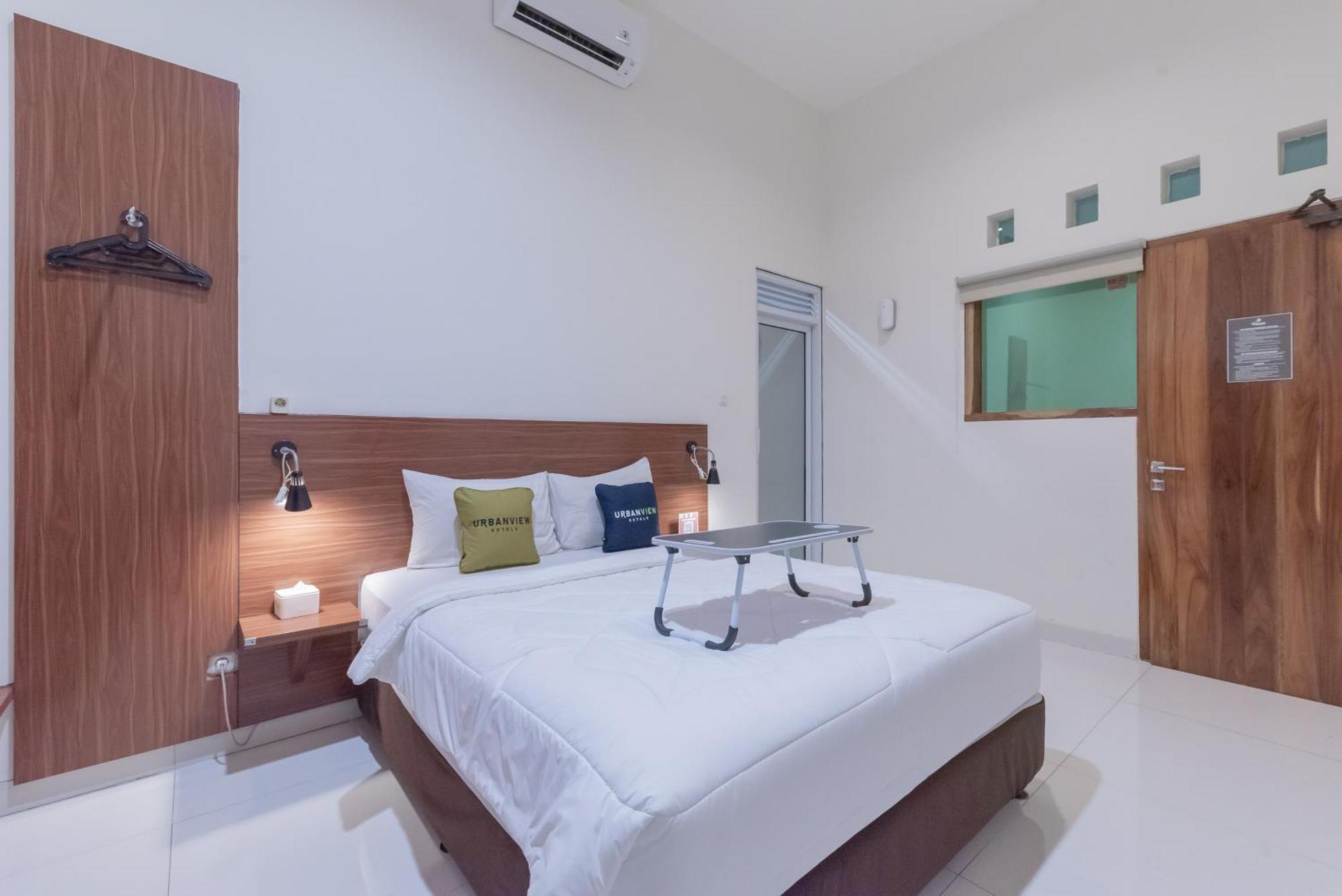 Urbanview Darmo Residence Бандунг Екстериор снимка