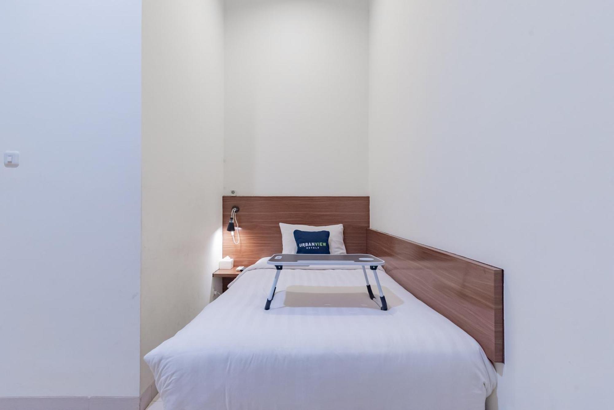 Urbanview Darmo Residence Бандунг Екстериор снимка