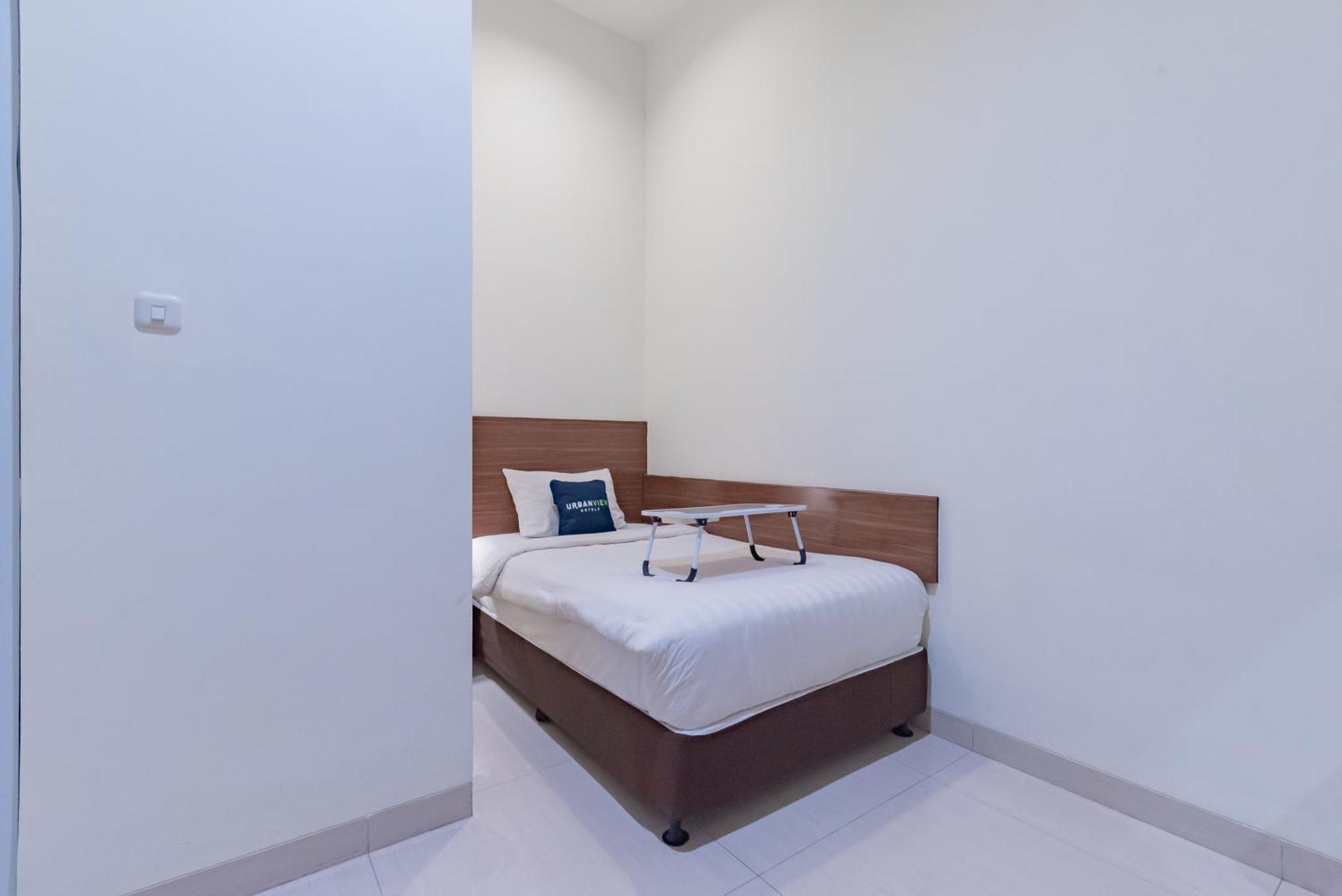 Urbanview Darmo Residence Бандунг Екстериор снимка