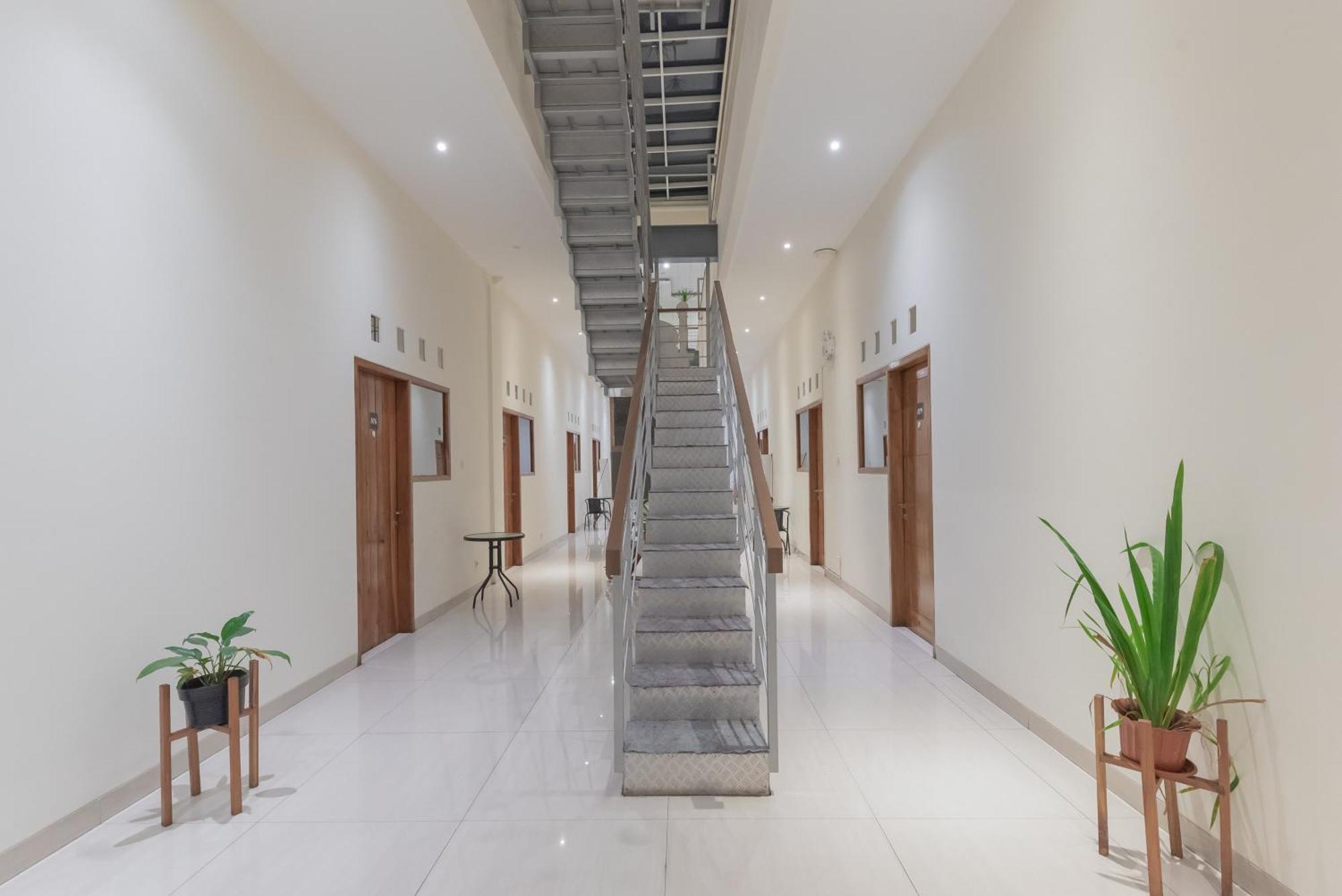 Urbanview Darmo Residence Бандунг Екстериор снимка