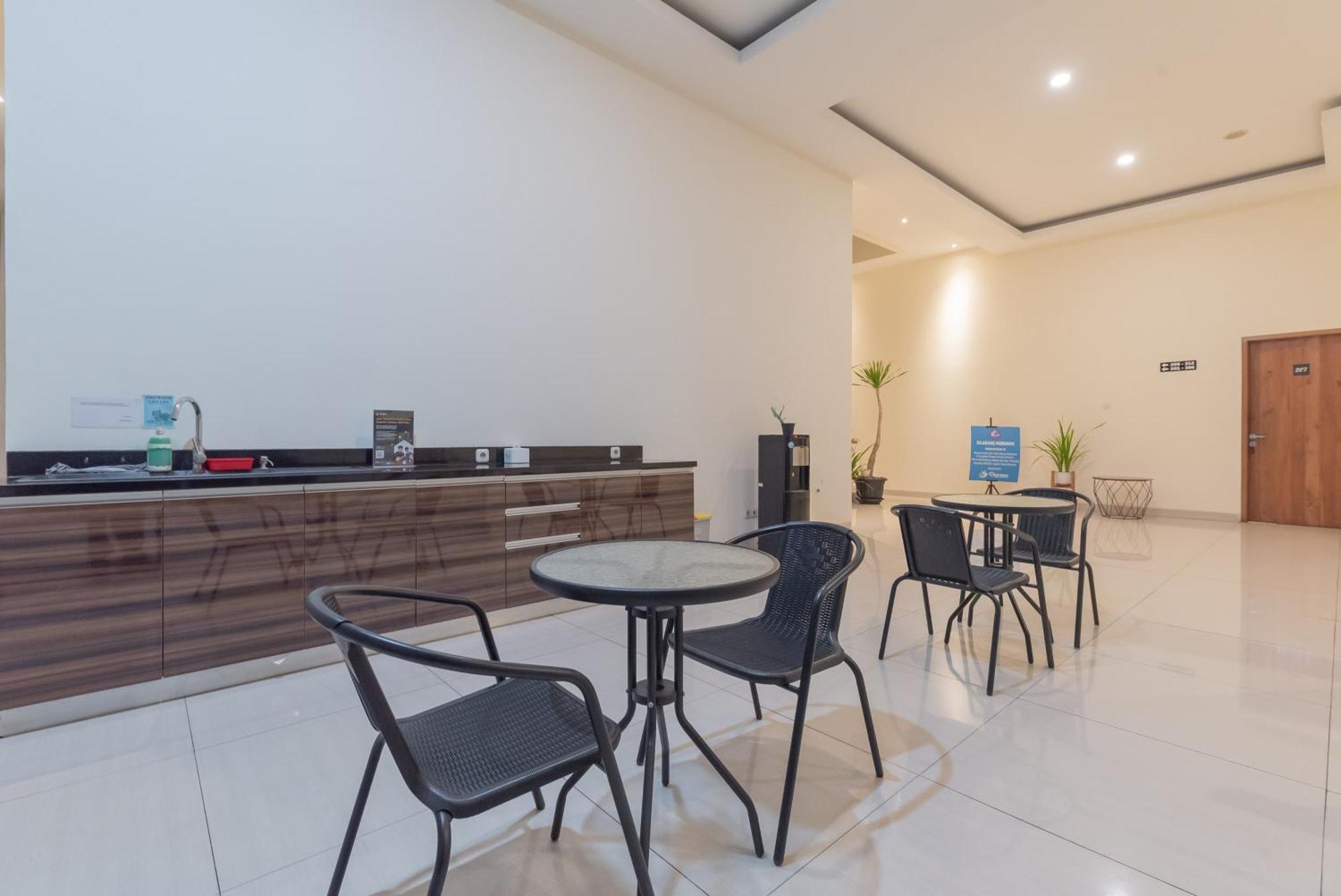 Urbanview Darmo Residence Бандунг Екстериор снимка