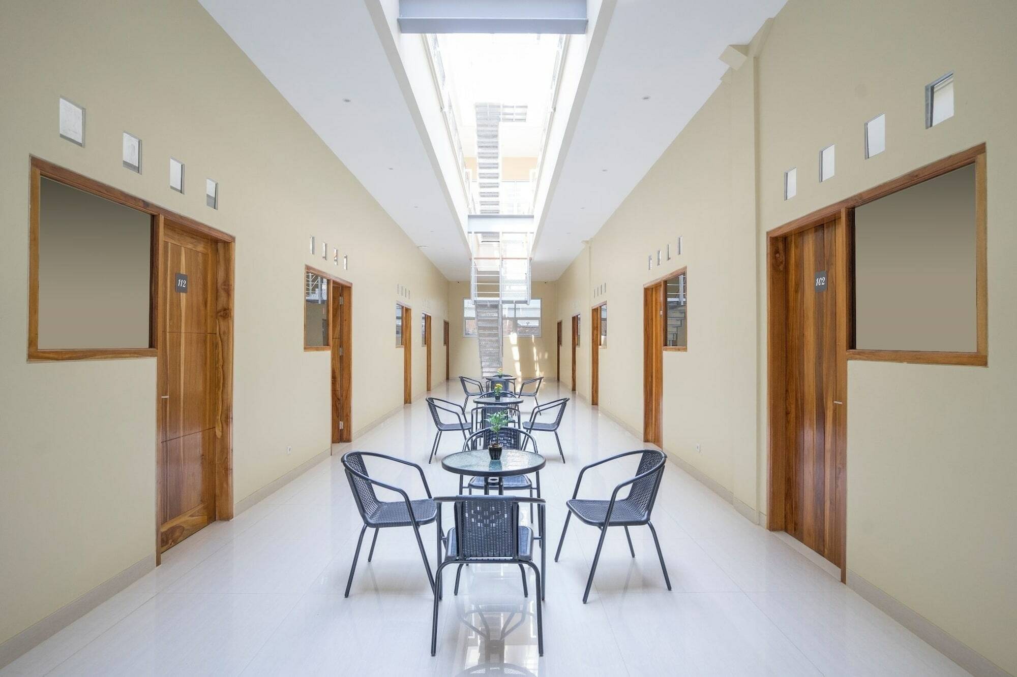 Urbanview Darmo Residence Бандунг Екстериор снимка